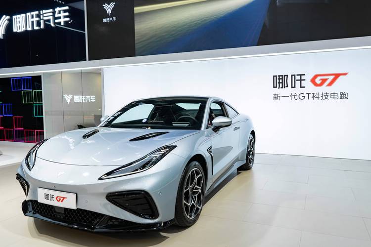 东莞158哪吒汽车在智能汽车领域的表现，领途汽车在新能源汽车市场中的影响力